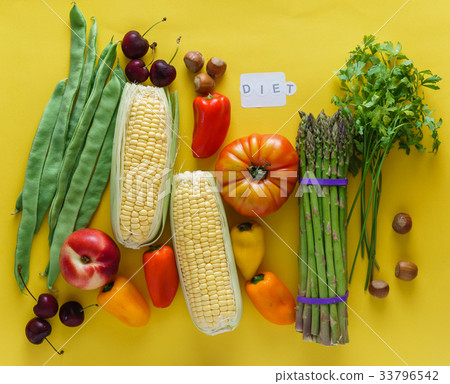 圖庫照片: fresh vegetables on the yellow background