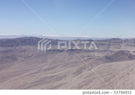 在南美洲北部智利卡拉馬附近的荒涼的高地沙漠和崎嶇的山丘 33798852