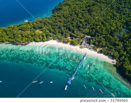 图库照片 aerial view or top view of tropical island beach