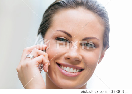 Portrait of business woman smiling outdoor 33801933