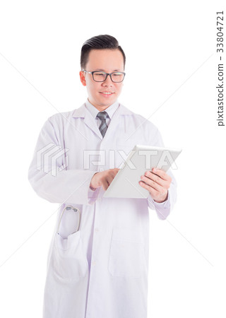 doctor wearing white coat and smiling  33804721