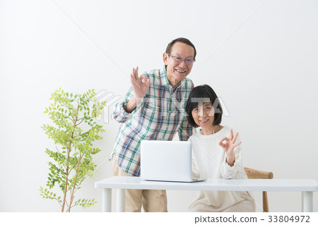 Senior man and woman who operate a personal computer 33804972