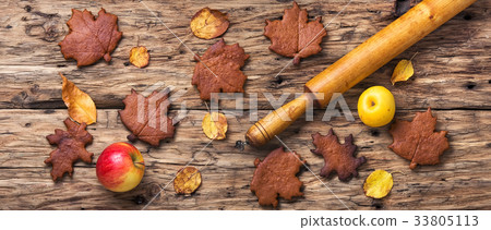 Seasonal autumn cookies 33805113