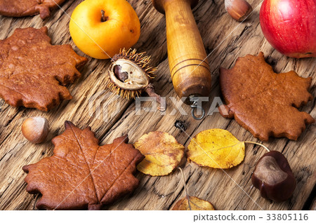 Seasonal autumn cookies 33805116