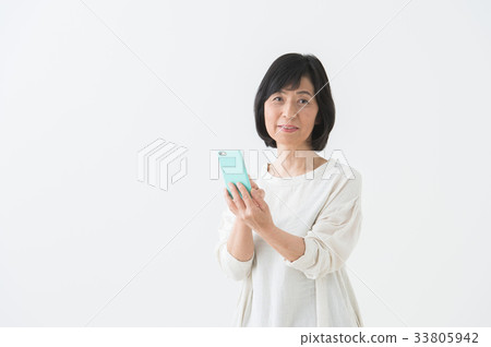 A woman with a smartphone (senior) 33805942