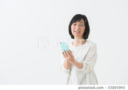 A woman with a smartphone (senior) 33805943