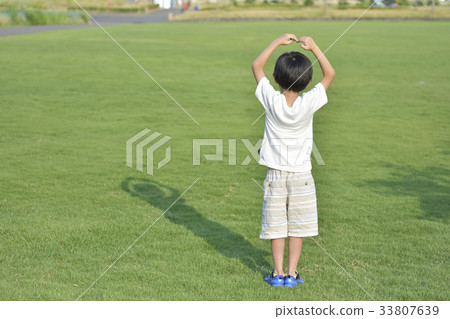 A boy holding both hands 33807639