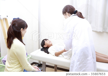 審查說謊的女孩孩子的女性醫生 審查說謊的女孩孩子的女性醫生 33807653