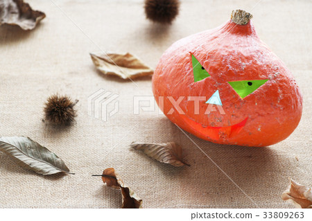 Halloween chestnut dead leaves bright 33809263