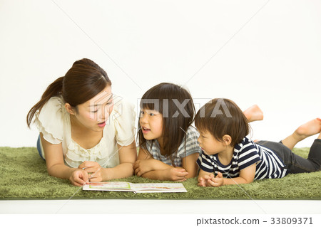 A good parent and child 33809371
