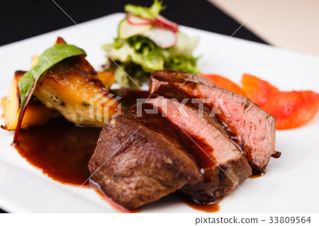 Beef fillet with potato 33809564