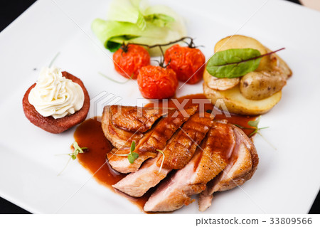 Roasted duck with pear 33809566