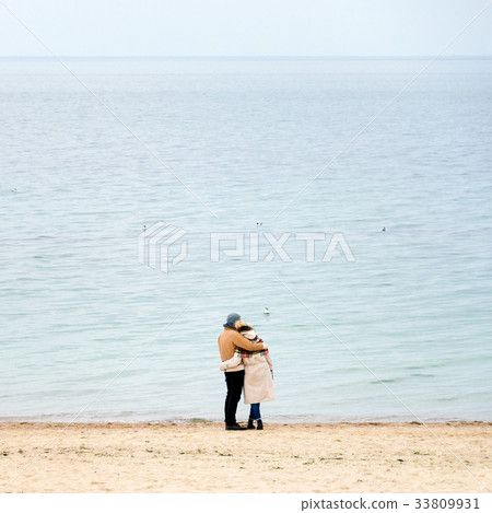 Happy loving couple embracing wearing warm clothes 33809931