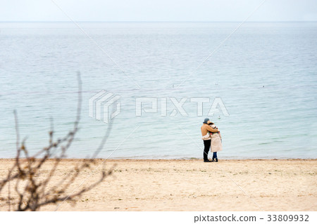 Happy loving couple embracing wearing warm clothes 33809932