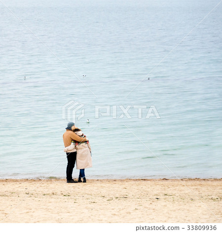 Happy loving couple embracing wearing warm clothes 33809936