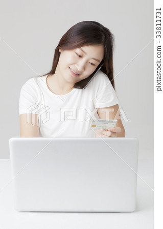 Young woman 33811731