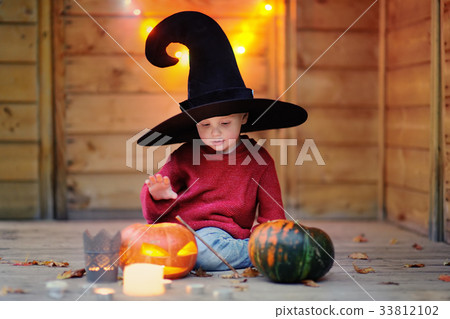 Cute little wizard with jack-o-lanterns (halloween decorations) Cute little wizard with jack-o-lanterns (halloween decorations) 33812102