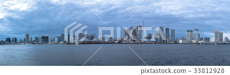 Bad weather Tokyo cityscape 33812928