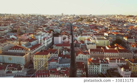 Rua Augusta with the famous Augusta Arch in Lisbon Rua Augusta with the famous Augusta Arch in Lisbon 33813173