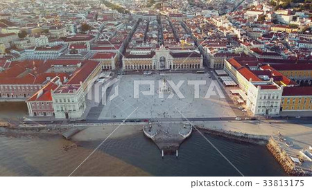 Rua Augusta with the famous Augusta Arch in Lisbon Rua Augusta with the famous Augusta Arch in Lisbon 33813175