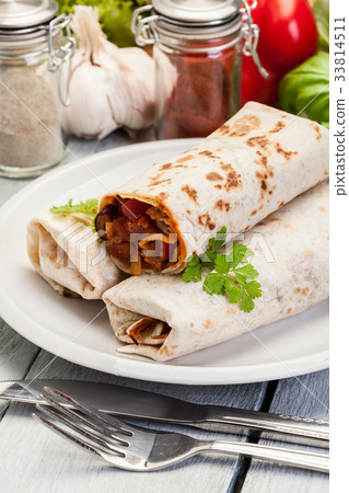 圖庫照片: mexican burritos wraps with mincemeat