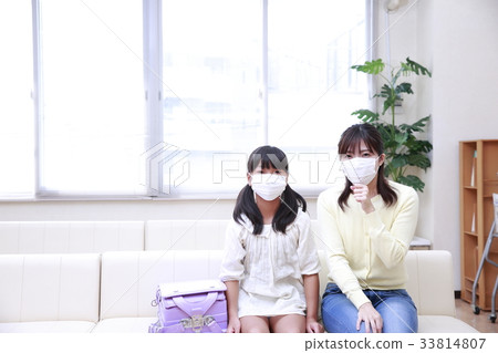 在候診室掩蓋你的母女 33814807