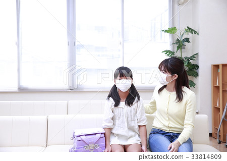 在候診室掩蓋你的母女 在候診室掩蓋你的母女 33814809