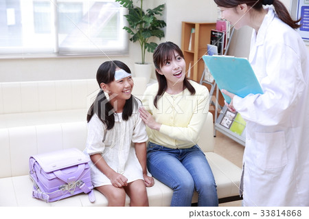 可以在候診室裡與女醫生交談的女孩和母親 可以在候診室裡與女醫生交談的女孩和母親 33814868