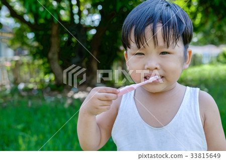 Little beautiful asian boy brushing teeth 33815649