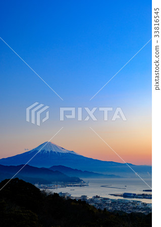 Sunrise and Mt. Fuji as seen from Nihon-daira Sunrise and Mt. Fuji as seen from Nihon-daira 33816545