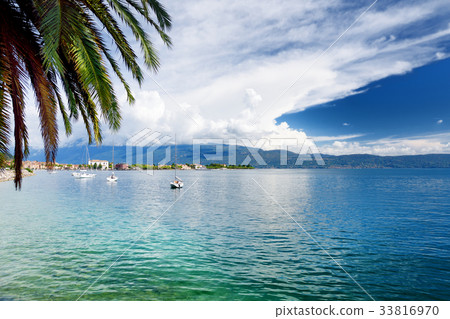 Beautiful shore of lake Garda 33816970