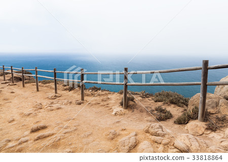 Old wooden railings on the edge of Cabo da Roca 33818864
