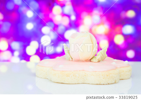 Biscuit top with sugar rose flower 33819025