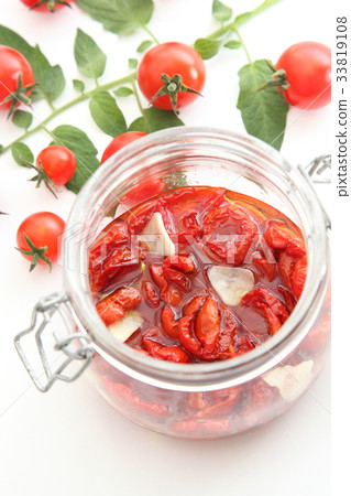 Dried tomatoes Bottling White backup from above Vertical 33819108