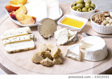 Cheese plate. 4 types of cheese. 33819391