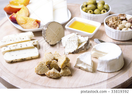 Cheese plate. 4 types of cheese. 33819392