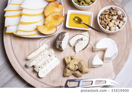 Cheese plate. 4 types of cheese. 33819400