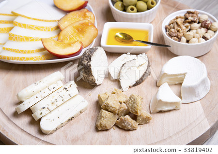 Cheese plate. 4 types of cheese. 33819402