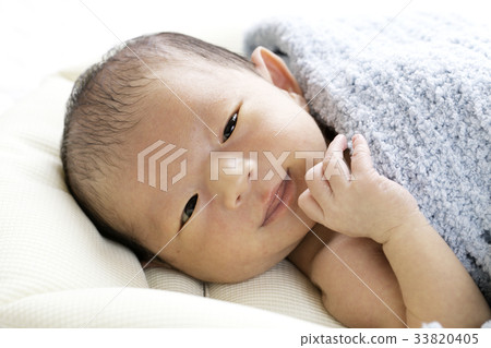 Newborn boy 33820405