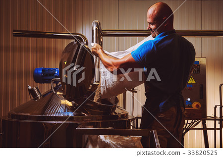 Brewer in brewhouse 33820525