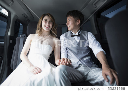Bride and groom in the car heading to the ceremony 33821666