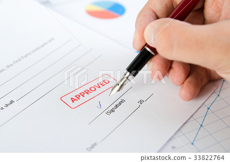 Man signs the contract with pen 33822764