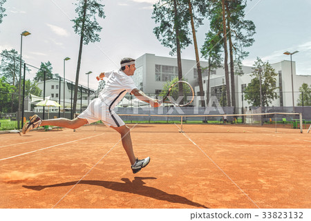 Man ready for getting pitch on court Man ready for getting pitch on court 33823132