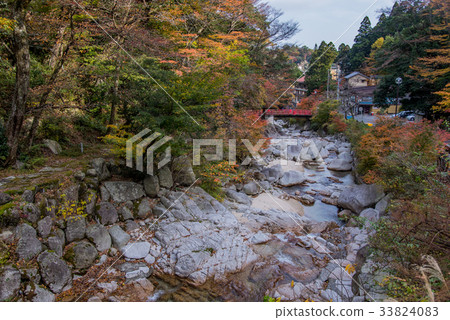 秋天溫泉山溫泉大石公園 秋天溫泉山溫泉大石公園 33824083
