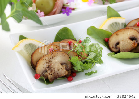 Brown mushroom saute 33824642