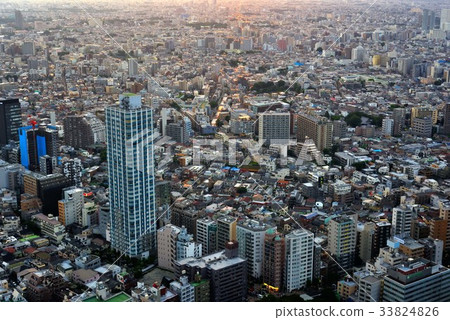 A residential street in the Shinjuku subcenter that takes in the west sun A residential street in the Shinjuku subcenter that takes in the west sun 33824826