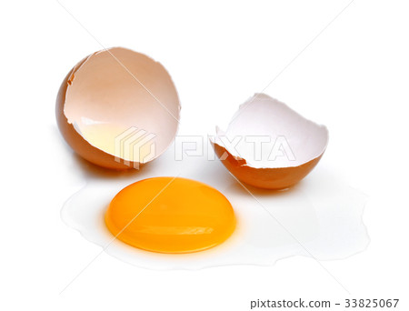 cracked egg with egg shell, egg yolk isolated 33825067