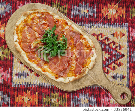 pizza with ham and arugula 33826941