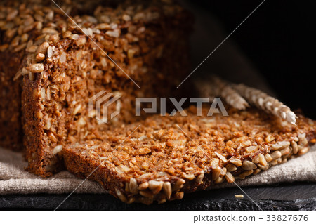 wholegrain bread 33827676