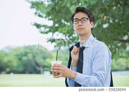 Businessman taking a break (ice coffee) 33828044